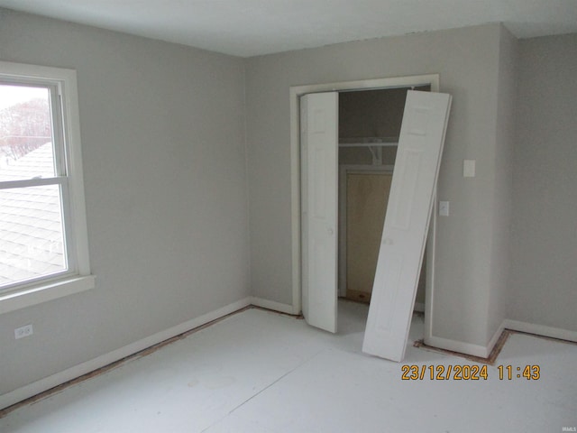 unfurnished bedroom featuring a closet