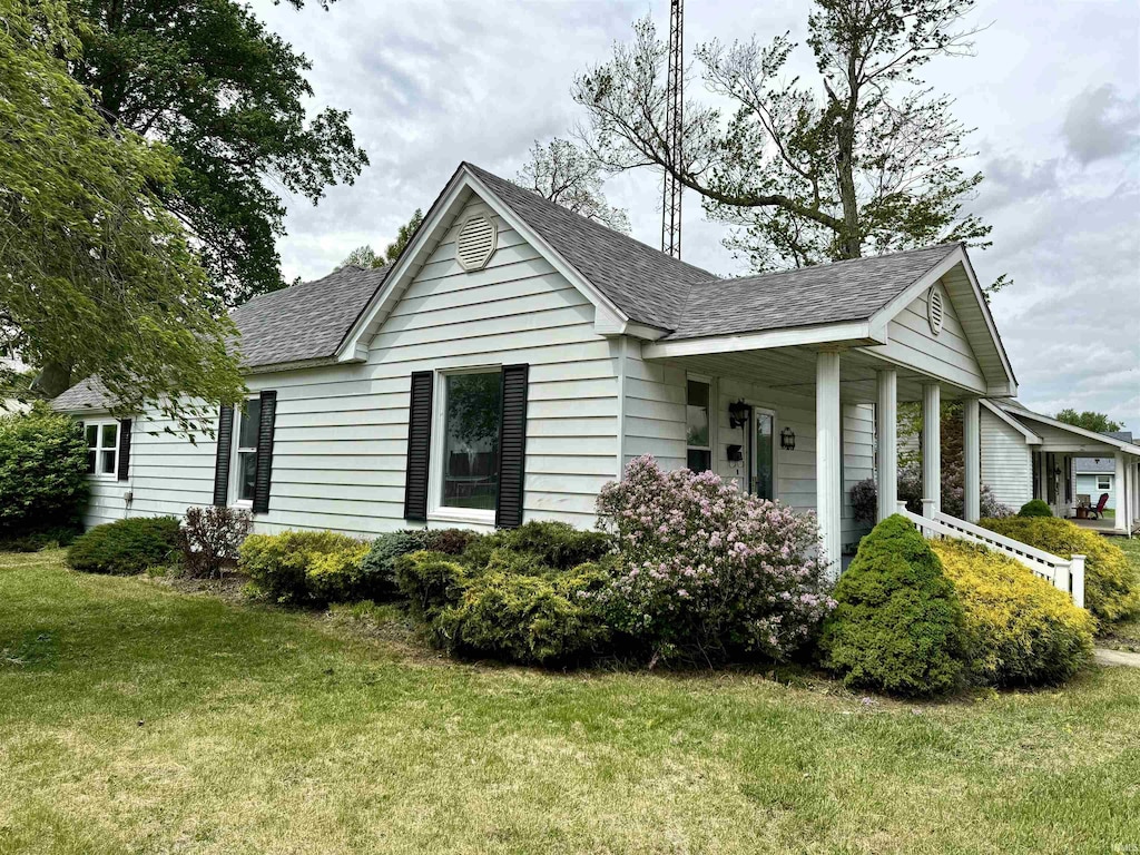 view of front of property featuring a front lawn