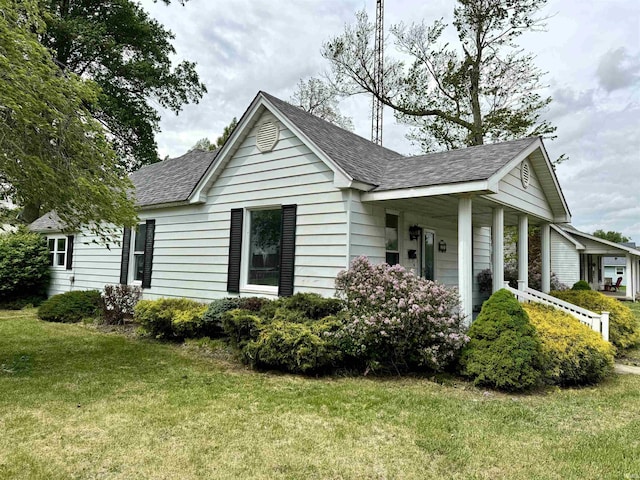 view of front of property featuring a front lawn