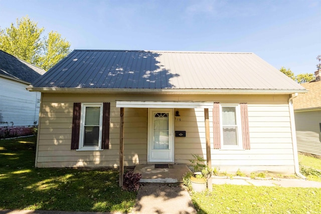 bungalow-style home featuring a front yard and a porch