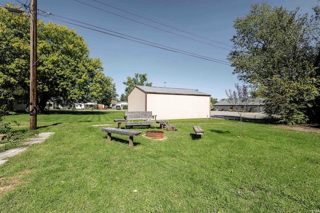 view of yard featuring an outdoor structure