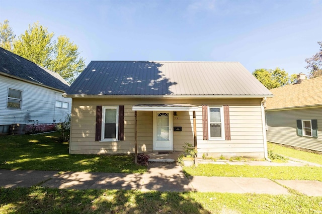 bungalow-style house featuring a front lawn