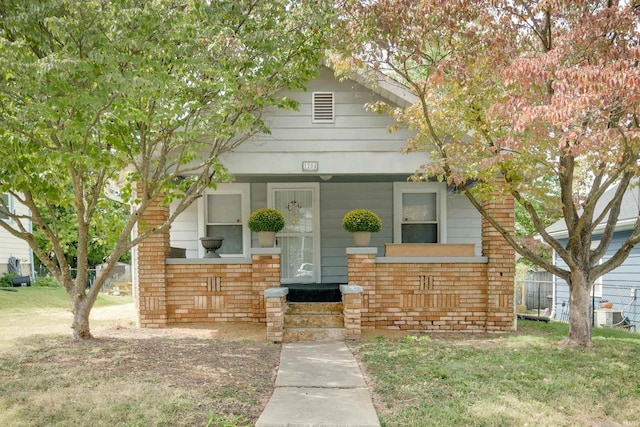 view of front facade featuring a front lawn