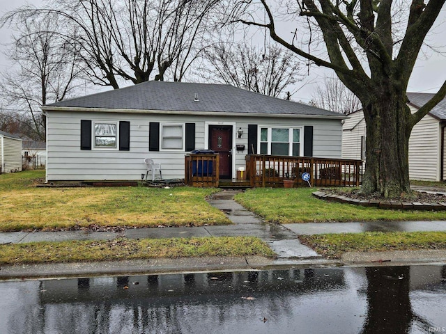 view of front of property featuring a front yard