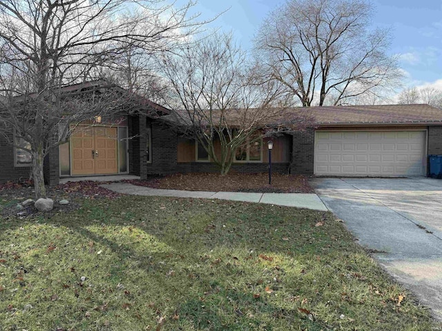 view of front of property featuring a garage and a front yard