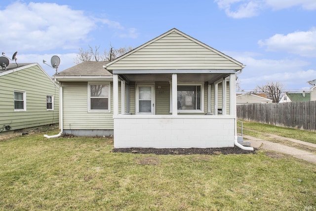 view of front of home with a front lawn