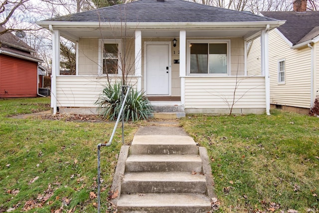 bungalow featuring a front lawn