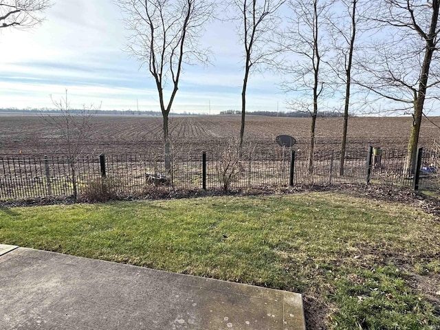 view of yard featuring a rural view