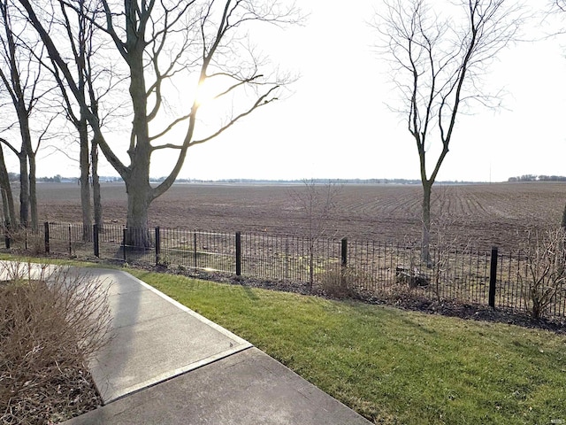 view of yard featuring a rural view