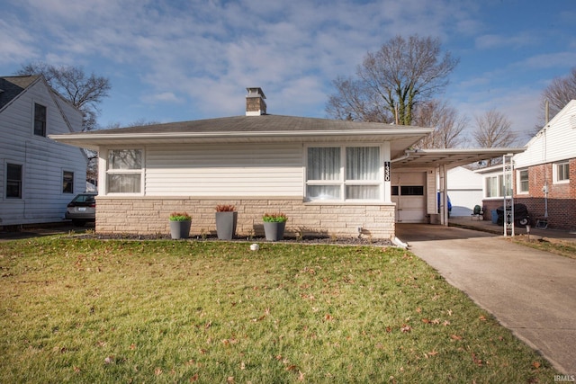 view of front of property featuring a front lawn and a carport