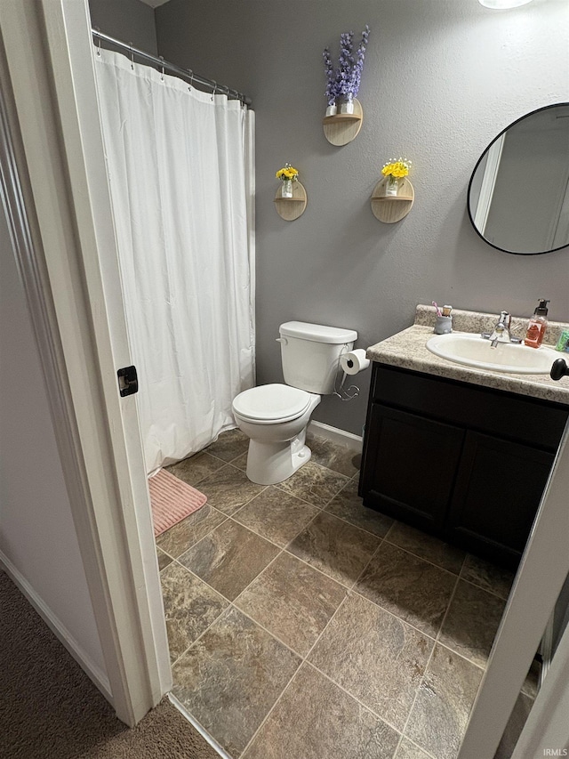 bathroom featuring a shower with curtain, vanity, and toilet