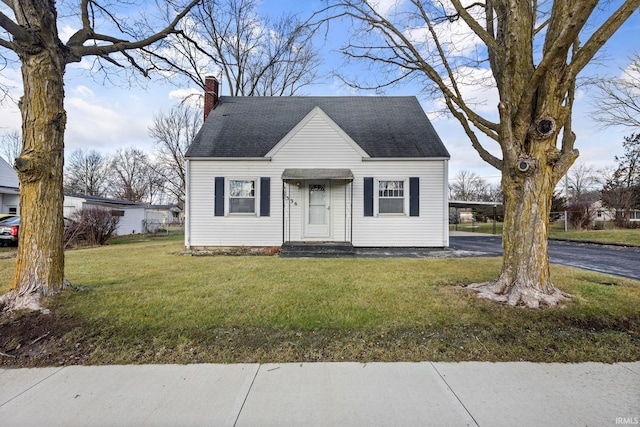 view of front facade featuring a front yard