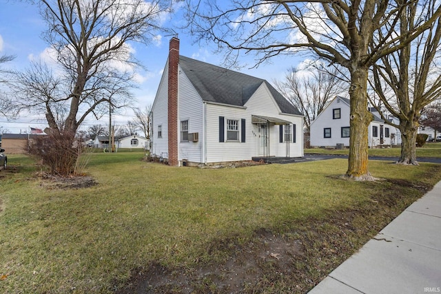 cape cod-style house featuring cooling unit and a front lawn