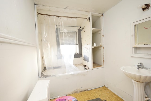 bathroom with shower / tub combo with curtain