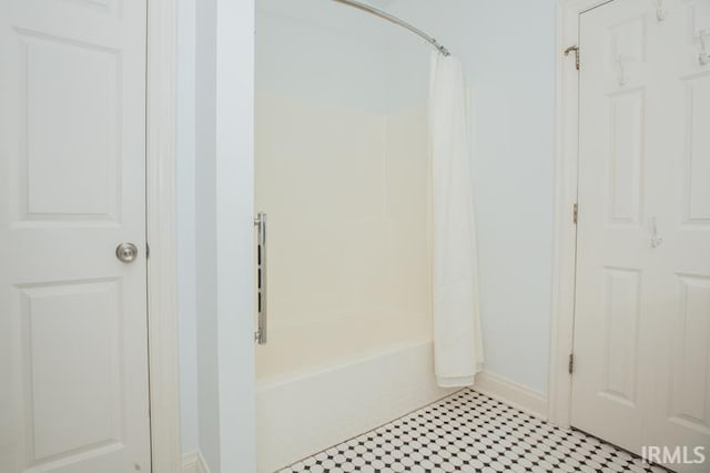 bathroom featuring shower / bath combo with shower curtain