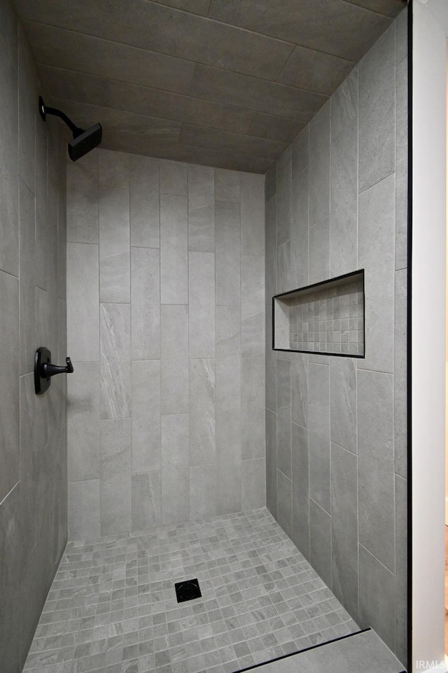 bathroom featuring a tile shower