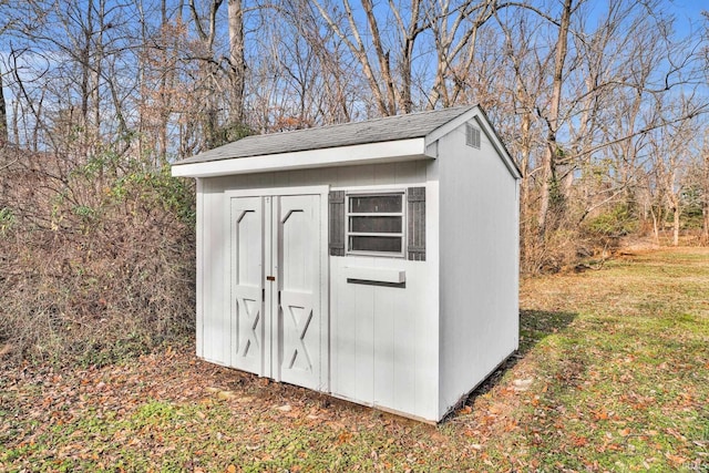 view of outdoor structure featuring a yard