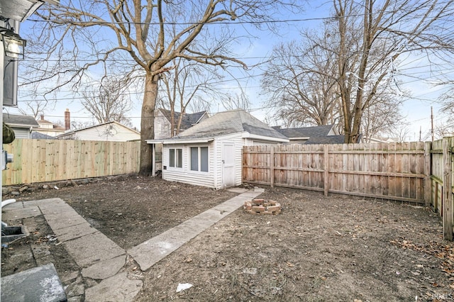 view of yard featuring an outdoor fire pit