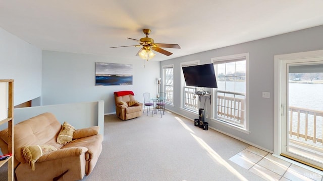 sitting room with ceiling fan