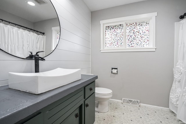 bathroom with a shower with shower curtain, vanity, and toilet