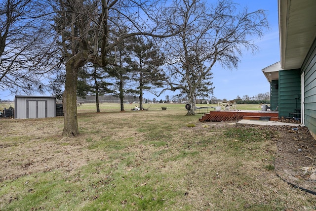 view of yard featuring a storage unit