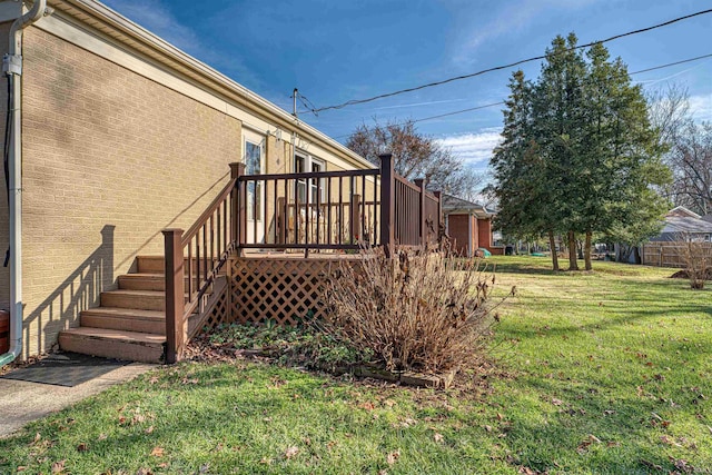 view of side of property featuring a lawn