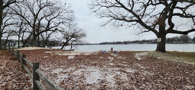 view of yard featuring a water view