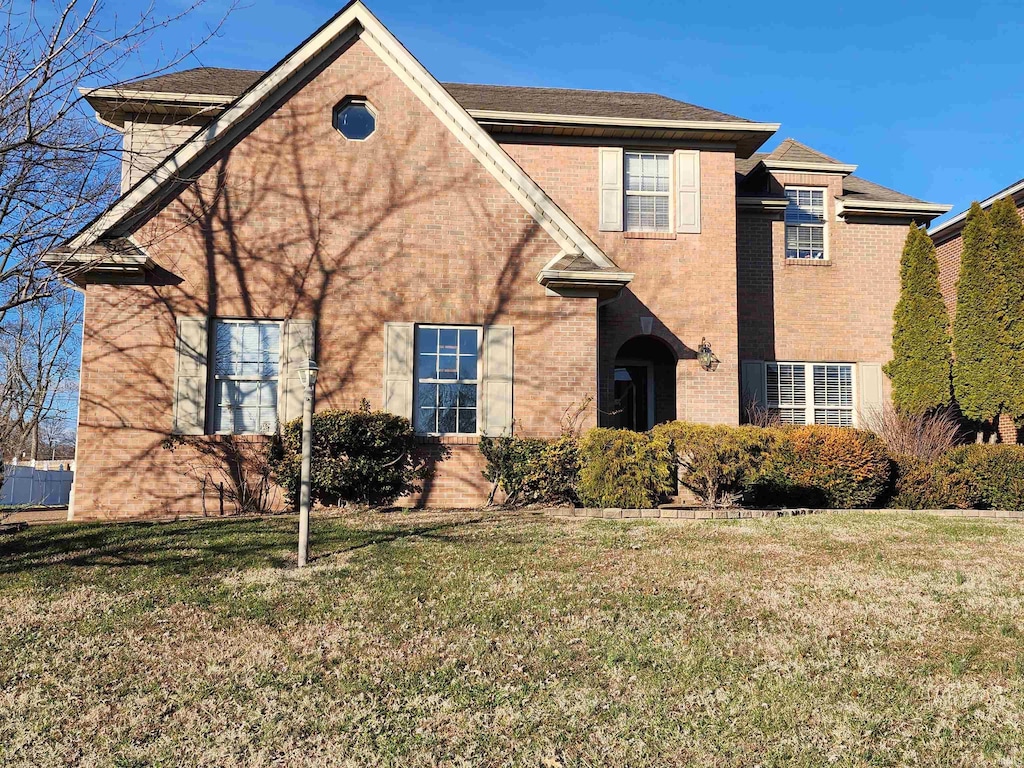 view of front of home featuring a front yard