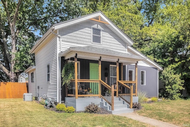 bungalow-style house featuring a front lawn