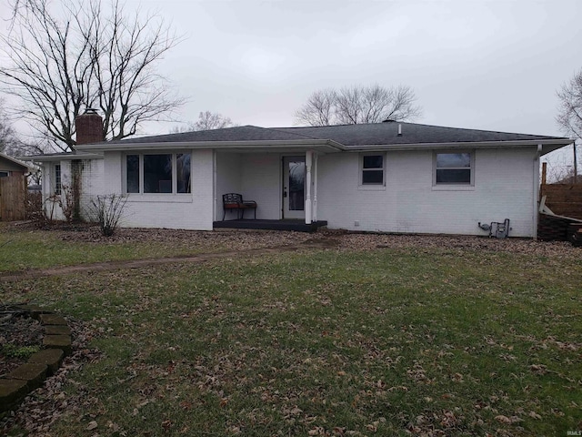 view of front of property featuring a front yard