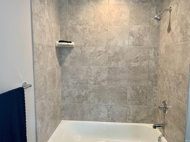 bathroom with tiled shower / bath combo