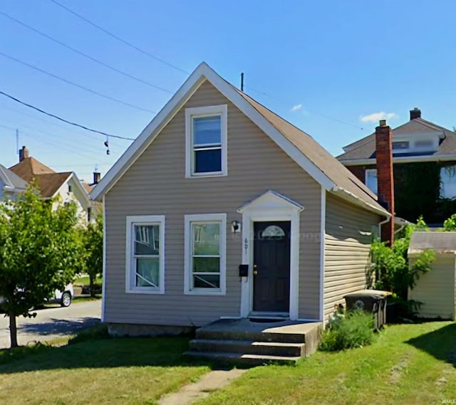 bungalow featuring a front yard