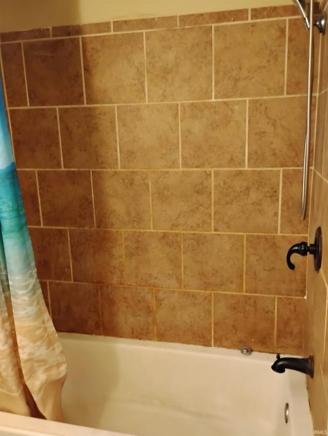 bathroom featuring shower / tub combo