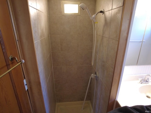 bathroom featuring a tile shower