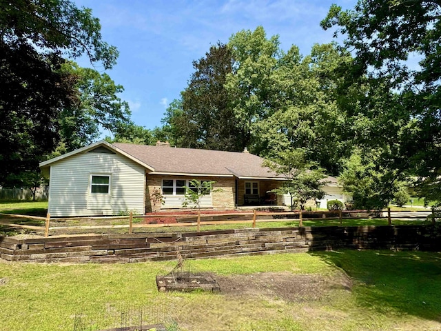 ranch-style house featuring a front lawn