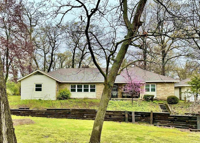 view of front of house featuring a front lawn