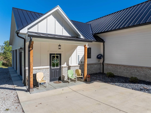 property entrance featuring covered porch