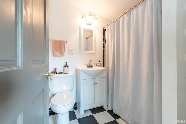 bathroom with a shower with curtain, vanity, and toilet