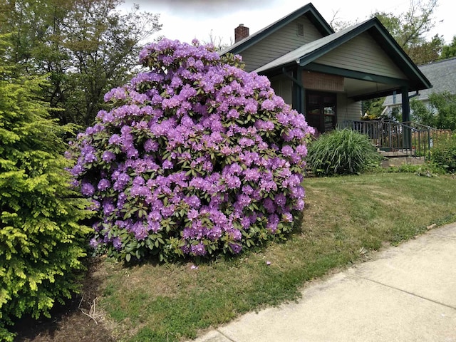 view of side of property featuring a yard