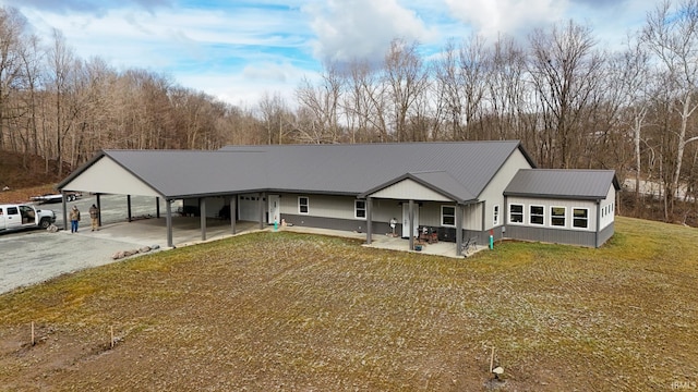 view of front of home featuring a front yard