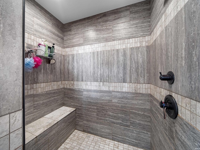 bathroom featuring a tile shower