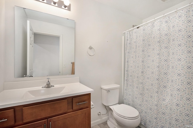 bathroom featuring a shower with shower curtain, vanity, and toilet