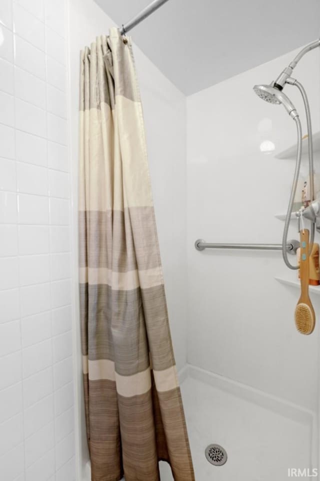 bathroom featuring curtained shower