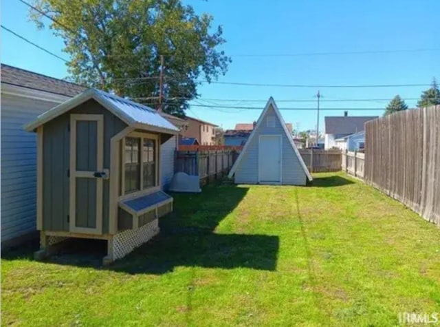 view of yard featuring a storage shed