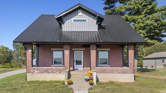 view of front facade featuring a front lawn