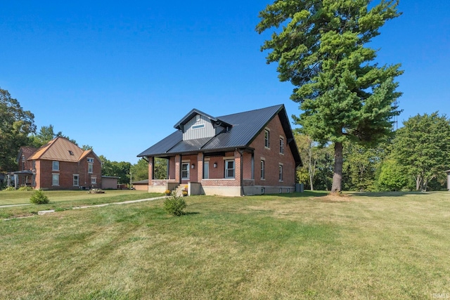 view of front of property featuring a front yard and a porch