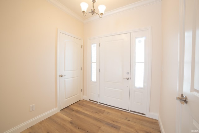 entryway featuring plenty of natural light, light hardwood / wood-style floors, crown molding, and a chandelier