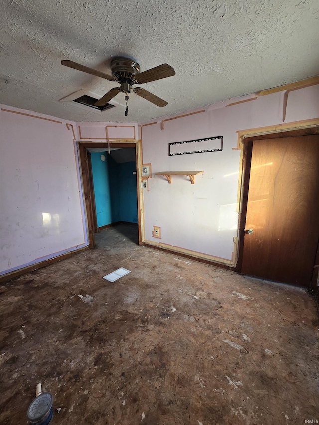 unfurnished bedroom featuring ceiling fan and a textured ceiling