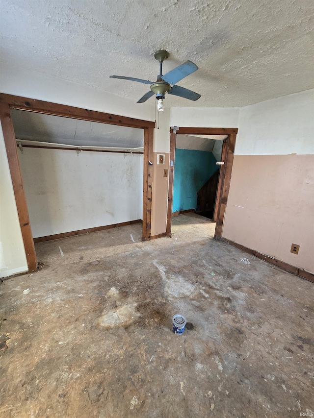 unfurnished bedroom featuring a textured ceiling, a closet, and ceiling fan