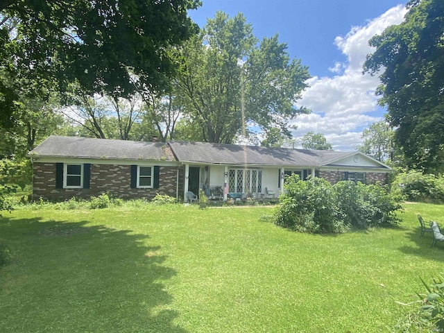 back of house featuring a lawn